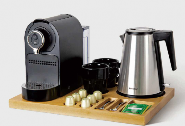 00729 Aparat za espreso (Nespresso), bokal Lato na drvena podloga 